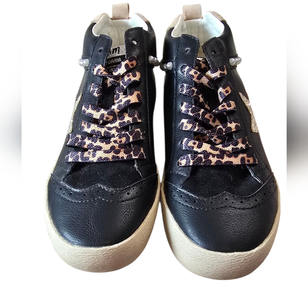 NWOB Mi.Mi Daisy Black Gold Star Sneakers Size 6 - Picture 2 of 9